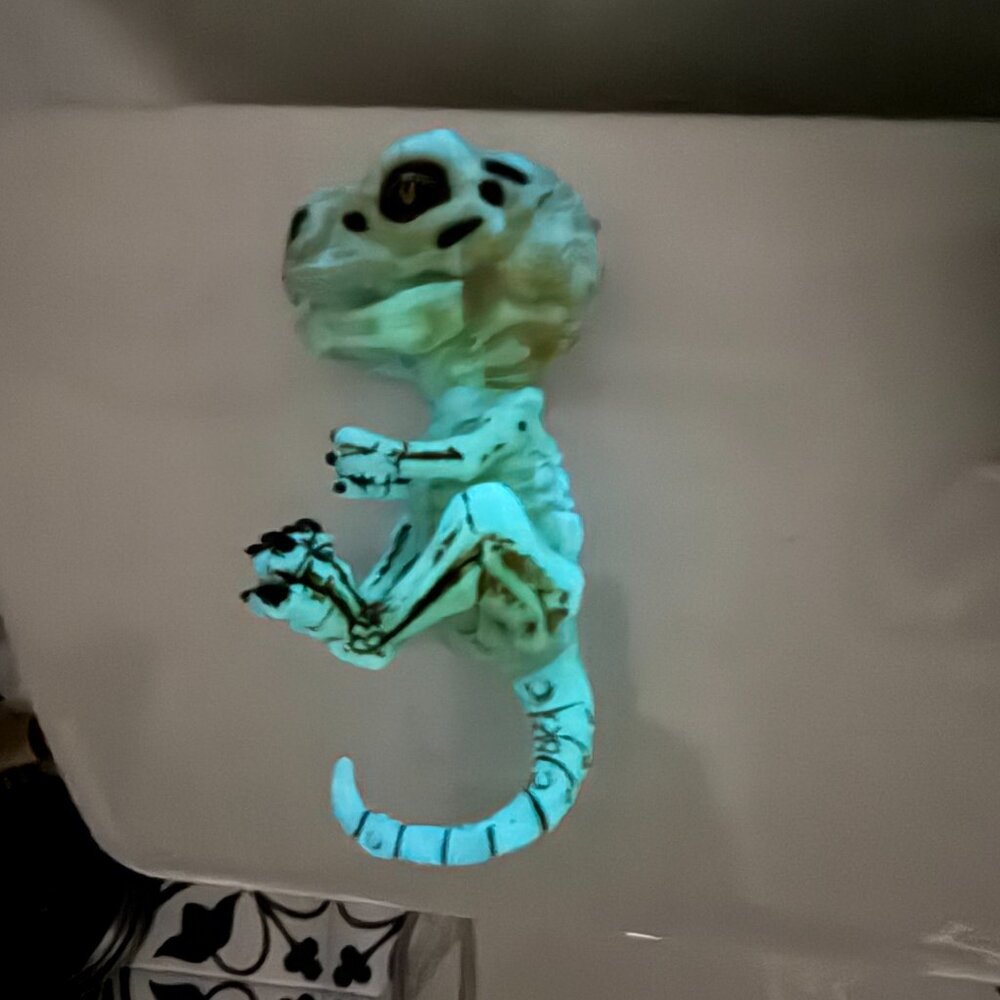 DOOM WowWee Fingerlings Untamed Raptor Dinosaur T-Rex Bonehead Skeleton Glows!
